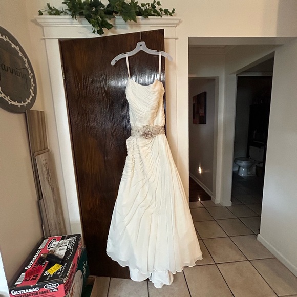 Beautiful ivory David's Bridal wedding dress size 16w/belt & wrap Style- 9V3540 - Picture 7 of 13